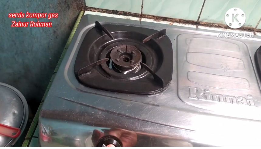 Bukan pakai baking soda atau sabun cuci piring, ini cara ampuh bersihkan kerak gosong di tungku kompor