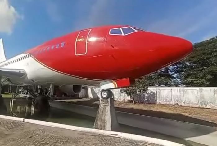 penampakan pesawat terparkir depan rumah TikTok