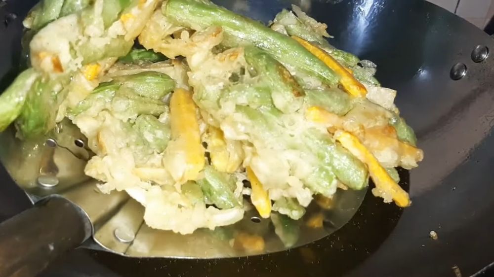 Trik bikin bakwan sayur ala Marugame Udon yang renyah tak serap banyak minyak, 2 bahan ini rahasianya