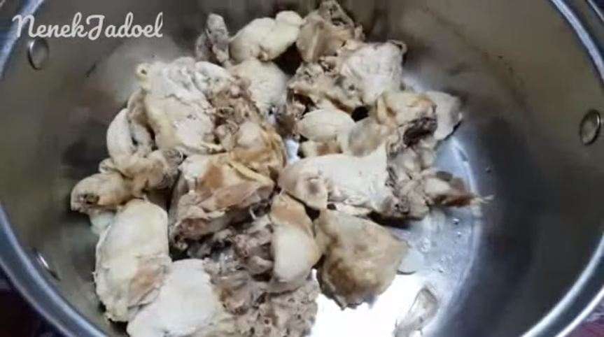 Bukan pakai cuka, ini trik rebus ayam potong agar tidak amis, kesat, dan bebas lemak