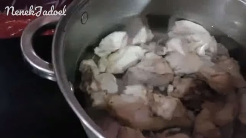 Bukan pakai cuka, ini trik rebus ayam potong agar tidak amis, kesat, dan bebas lemak
