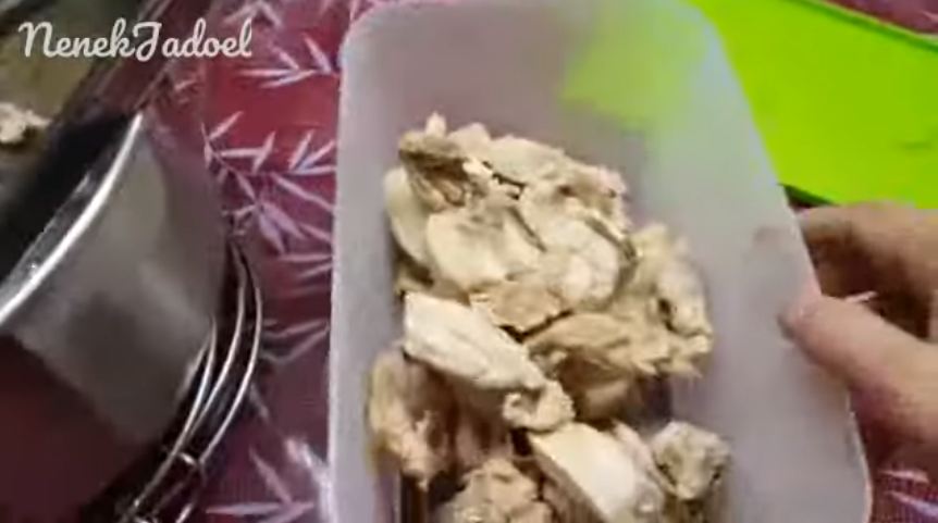Bukan pakai cuka, ini trik rebus ayam potong agar tidak amis, kesat, dan bebas lemak