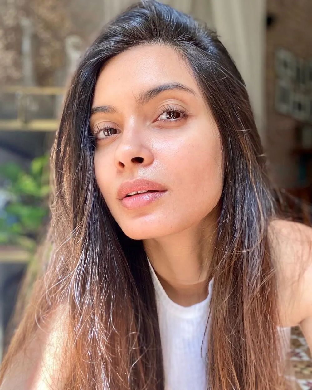 bollywood tanpa makeup alis tebal © instagram