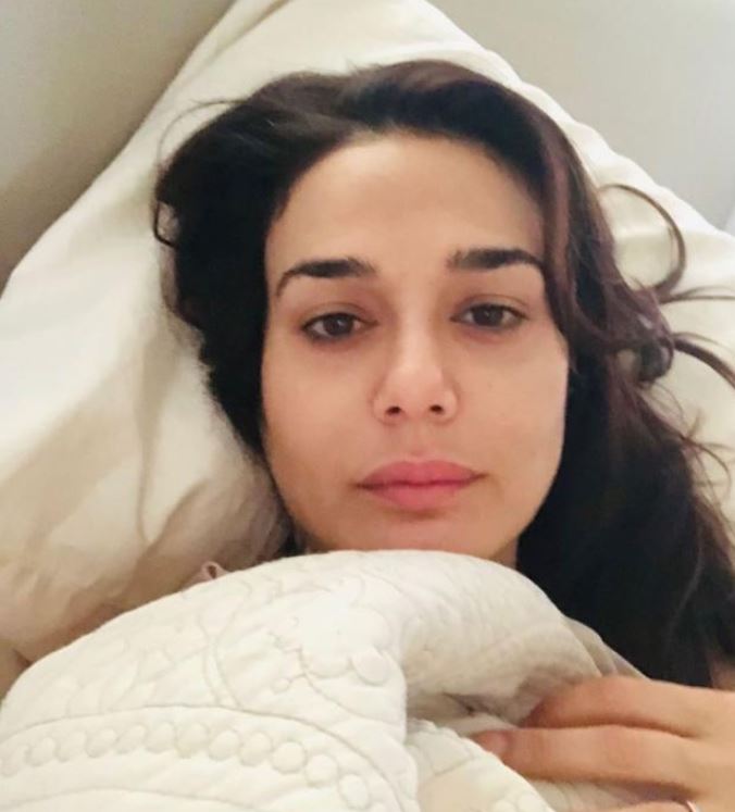 bollywood tanpa makeup alis tebal © instagram