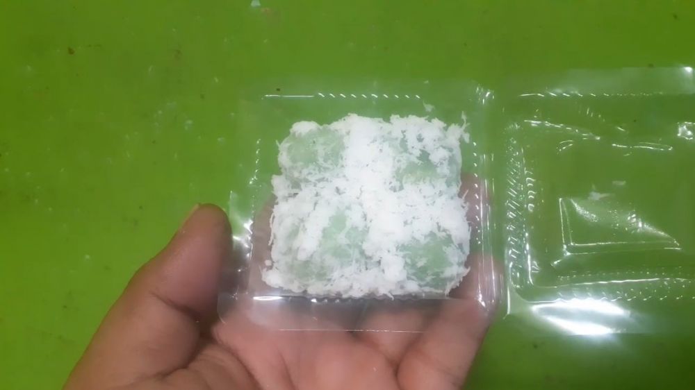 Awet 2 hari tanpa kulkas, begini cara menggunakan kelapa parut untuk klepon agar tak bau dan asam