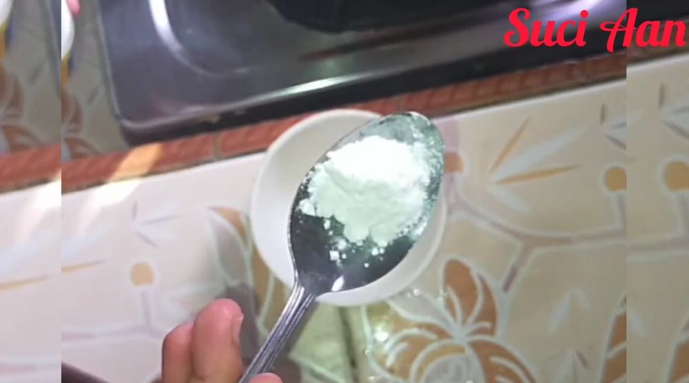 Tanpa air panas, begini cara menghilangkan noda gosong yang lengket di teflon