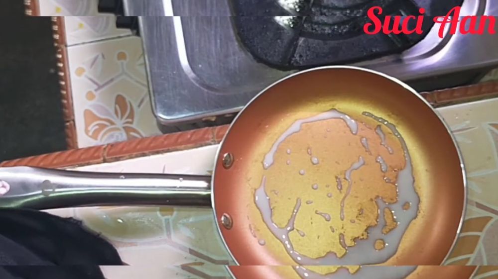 Tanpa air panas, begini cara menghilangkan noda gosong yang lengket di teflon