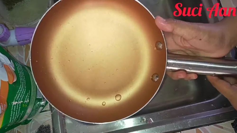 Tanpa air panas, begini cara menghilangkan noda gosong yang lengket di teflon