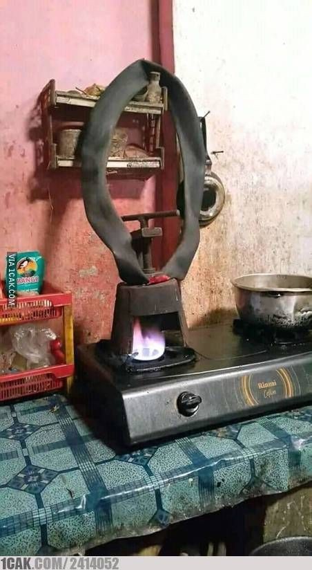 kelakuan orang saat nambal ban bocor © berbagai sumber kelakuan orang saat nambal ban bocor © berbagai sumber