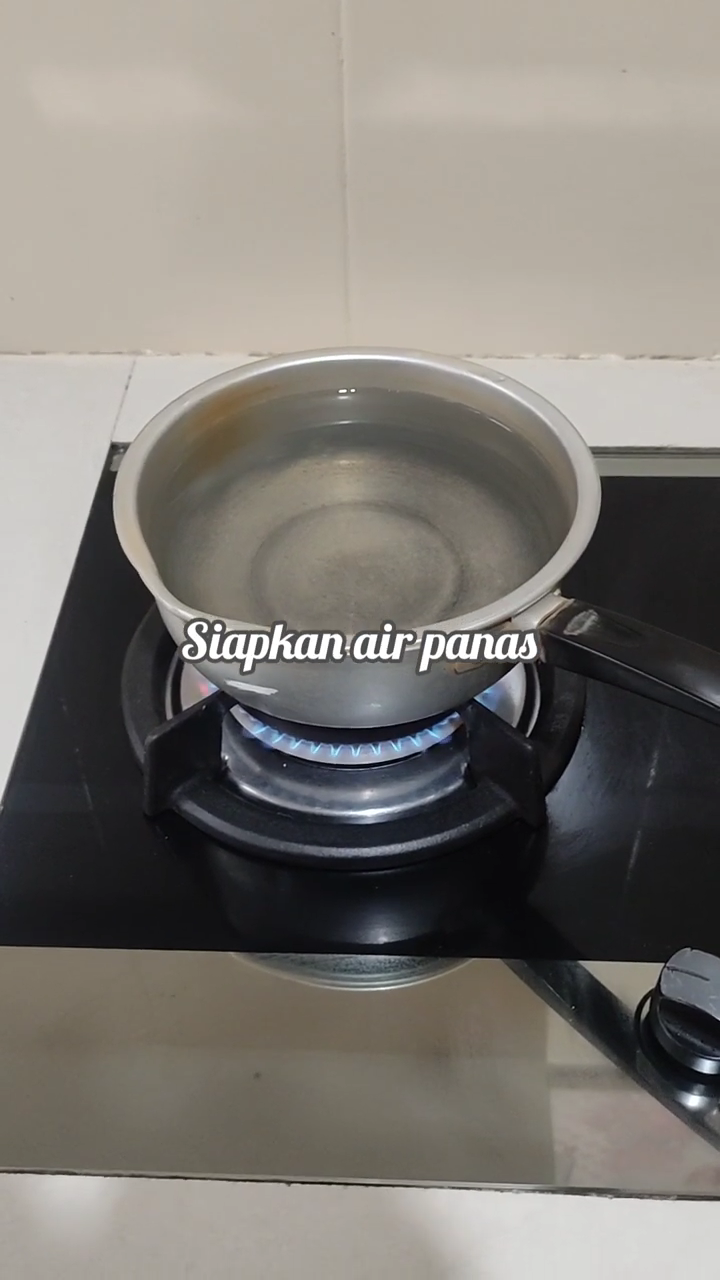 Tanpa baking soda, ini cara ampuh hilangkan noda kunyit di toples plastik cuma pakai 2 bahan