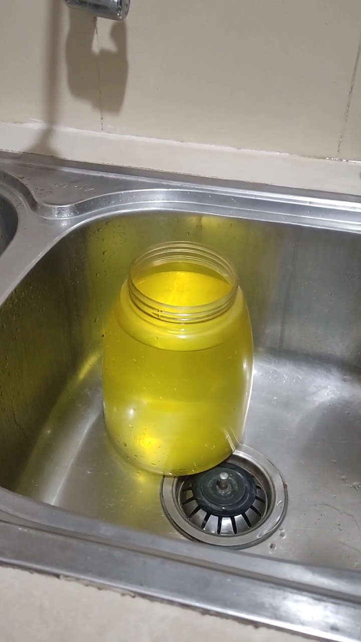 Tanpa baking soda, ini cara ampuh hilangkan noda kunyit di toples plastik cuma pakai 2 bahan