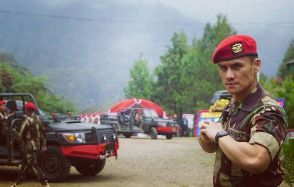 Choky Sitohang pakai baju tentara Istimewa