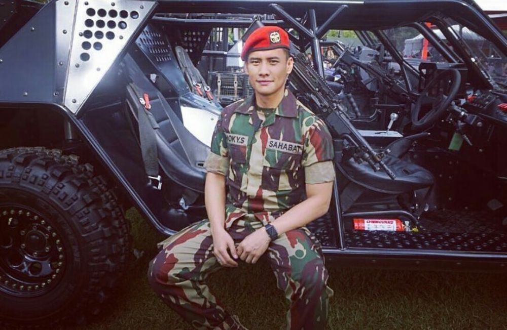 Choky Sitohang pakai baju tentara Istimewa