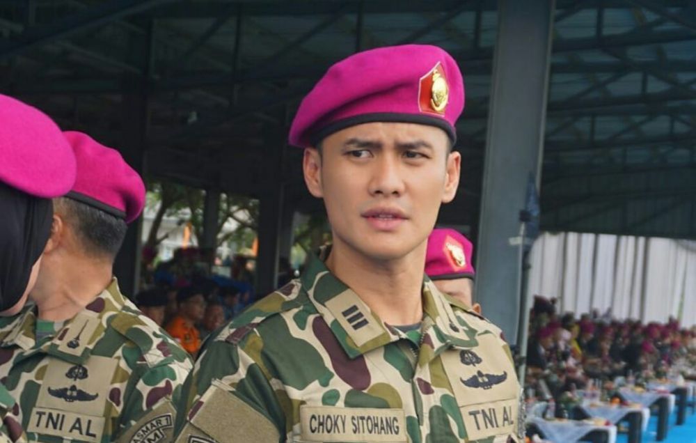 Choky Sitohang pakai baju tentara Istimewa