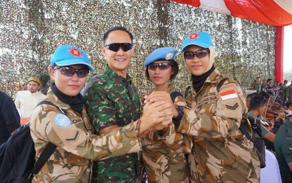 Choky Sitohang pakai baju tentara Istimewa
