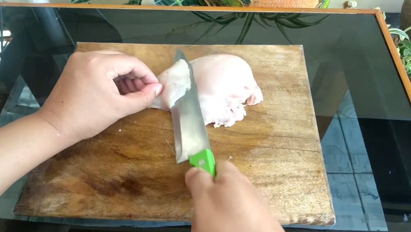 Tanpa dicelup kocokan telur, ini trik membalur tepung panir ayam katsu agar merata dan menempel