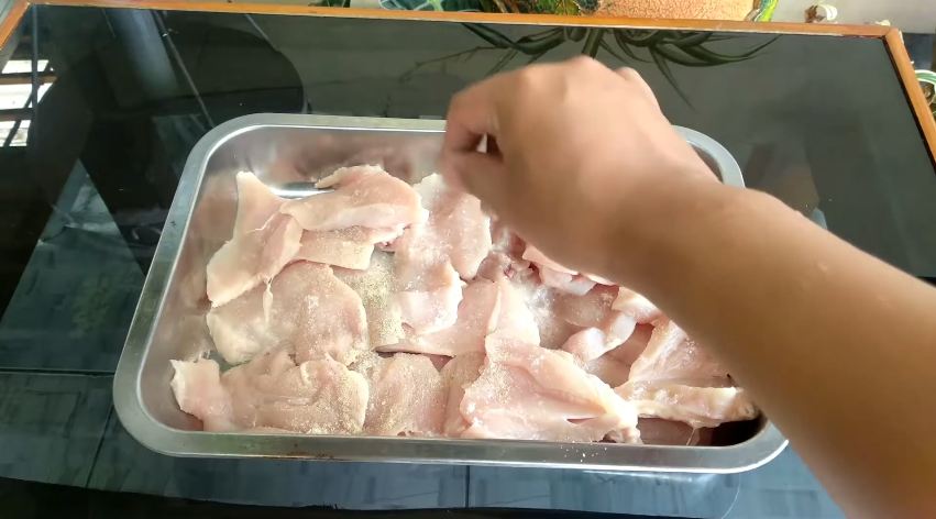 Tanpa dicelup kocokan telur, ini trik membalur tepung panir ayam katsu agar merata dan menempel