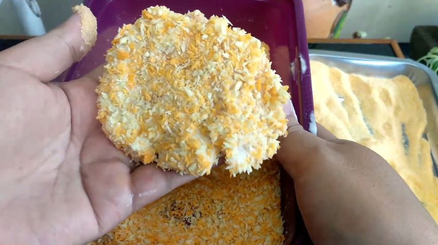 Tanpa dicelup kocokan telur, ini trik membalur tepung panir ayam katsu agar merata dan menempel