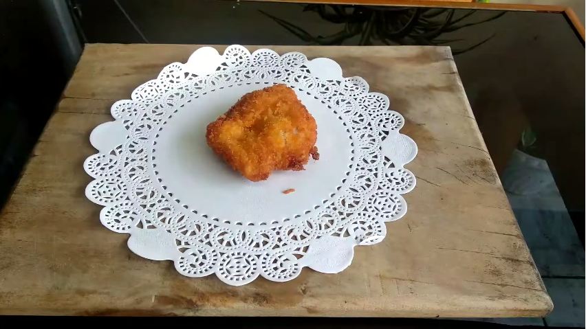 Tanpa dicelup kocokan telur, ini trik membalur tepung panir ayam katsu agar merata dan menempel