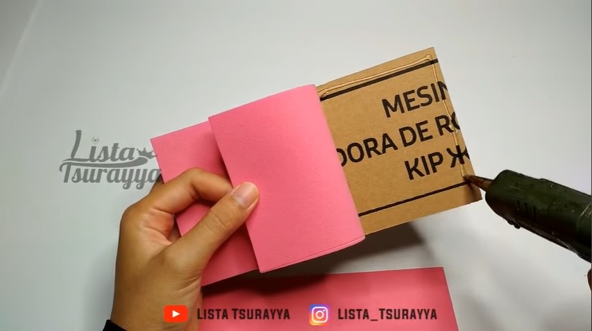 Cuma pakai sendok plastik bekas, begini cara bikin rak bumbu estetik