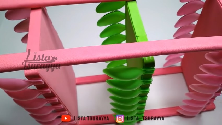 Cuma pakai sendok plastik bekas, begini cara bikin rak bumbu estetik