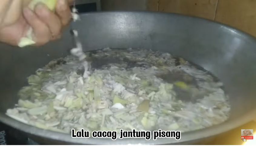 Tanpa tambahan MSG, ini trik bikin tumis jantung pisang yang enak, gurih, dan tidak menghitam