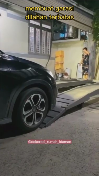 Tak perlu parkir di jalan, begini ide cerdas bikin garasi mobil di lahan rumah terbatas