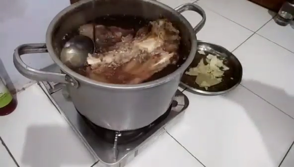 Tanpa bahan tambahan, ini cara merebus daging sapi agar hasilnya empuk dan bebas kolesterol