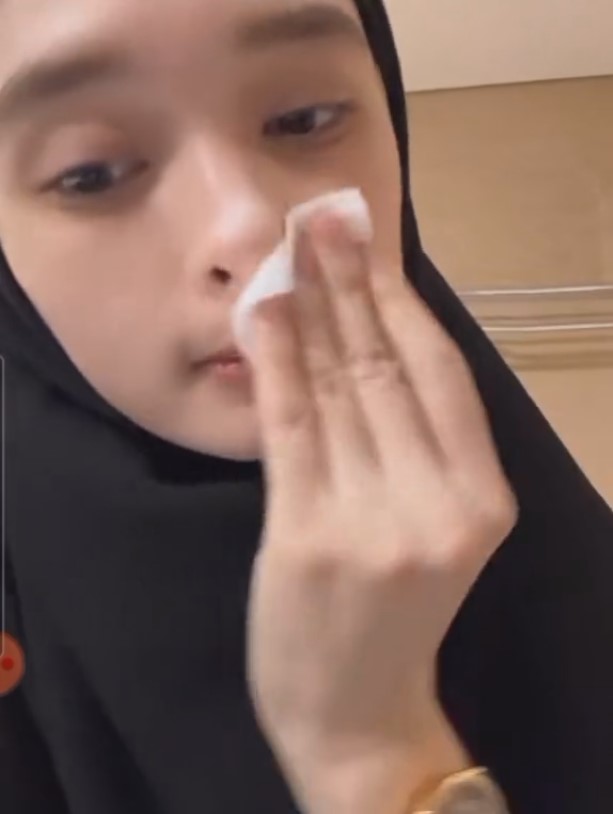 Inara Rusli hapus makeup live © berbagai sumber