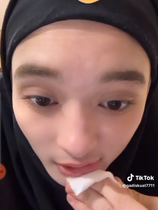 Inara Rusli hapus makeup live © berbagai sumber