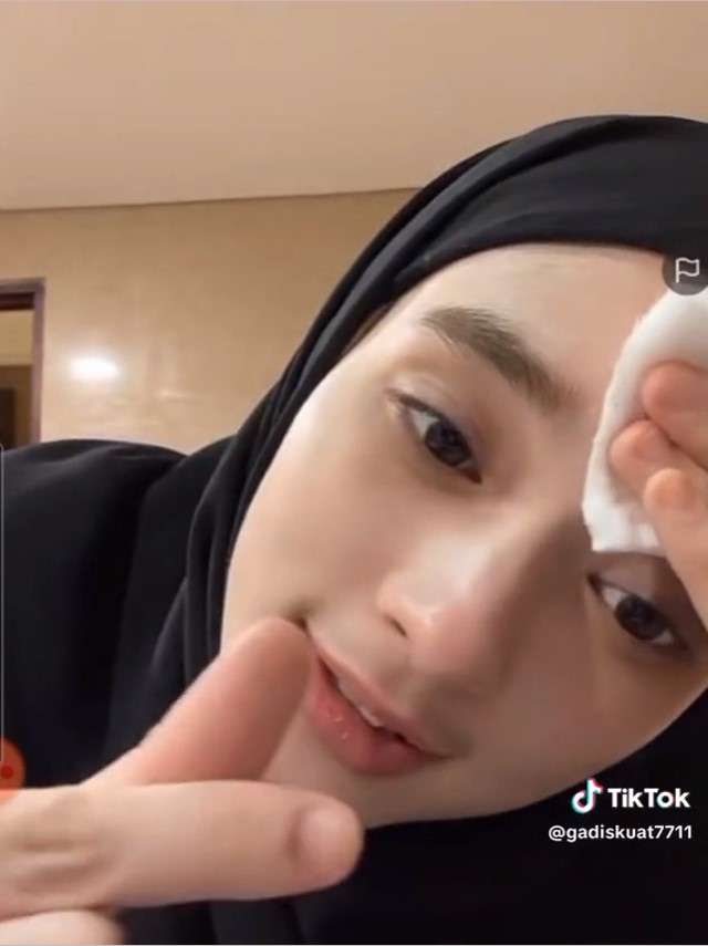 Ditantang warganet hapus makeup saat live TikTok, ini 7 potret Inara Rusli bare face tetap flawless