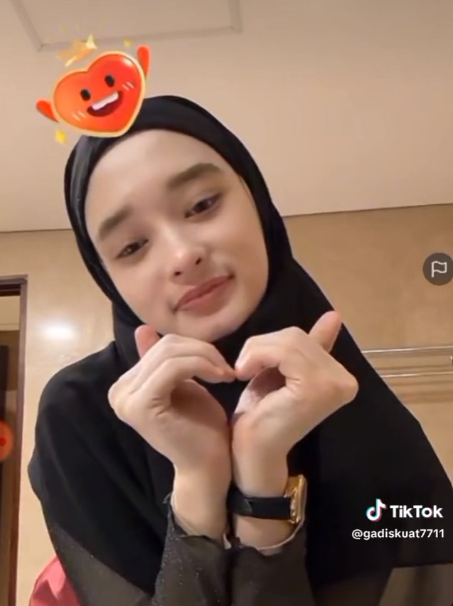 Inara Rusli hapus makeup live © berbagai sumber