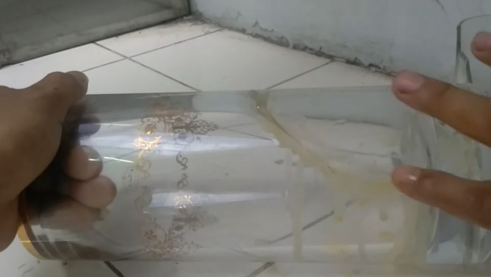Bukan pakai lem, ini cara simpel memperbaiki gelas pecah pakai 1 bahan dapur