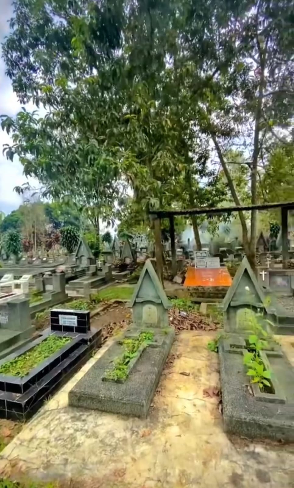 kondisi terbaru makam Suzzanna © YouTube