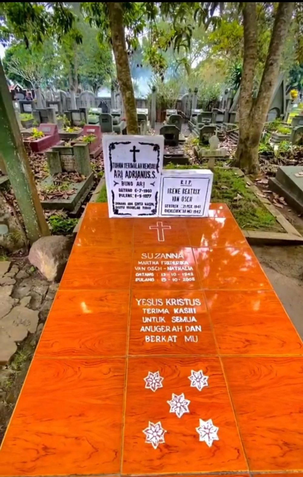 kondisi terbaru makam Suzzanna © YouTube