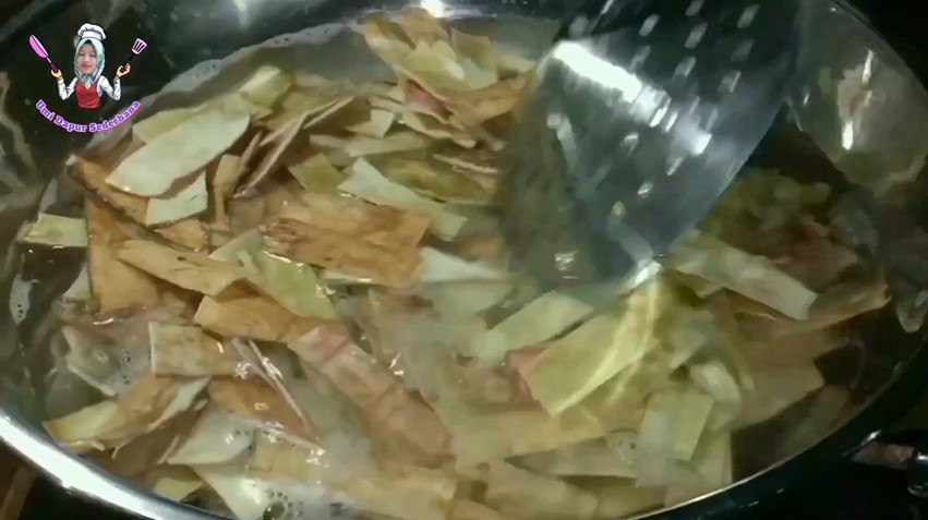 Trik jitu goreng kulit singkong supaya nggak keras, tidak hambar, dan aman dikonsumsi