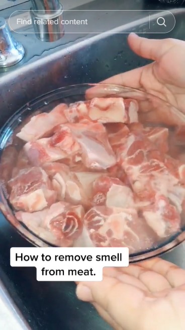 Tanpa direbus, ini cara hilangkan bau prengus dari daging pakai 1 bahan dapur