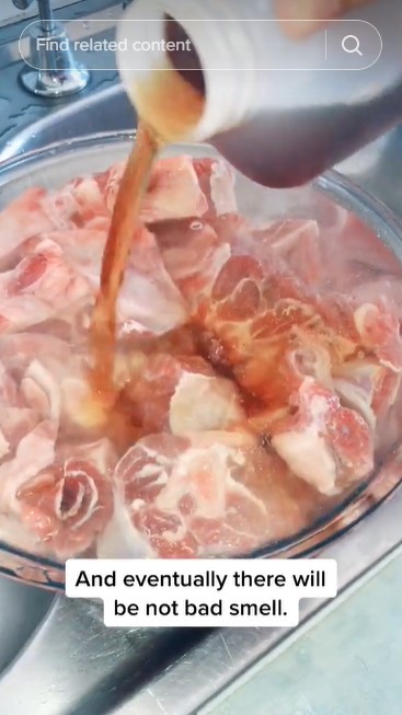 Tanpa direbus, ini cara hilangkan bau prengus dari daging pakai 1 bahan dapur