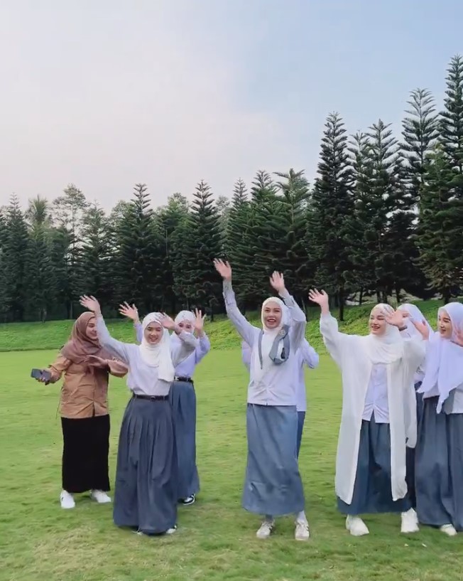 ultah Henny Rahman dandan anak SMA © berbagai sumber ultah Henny Rahman dandan anak SMA © berbagai sumber