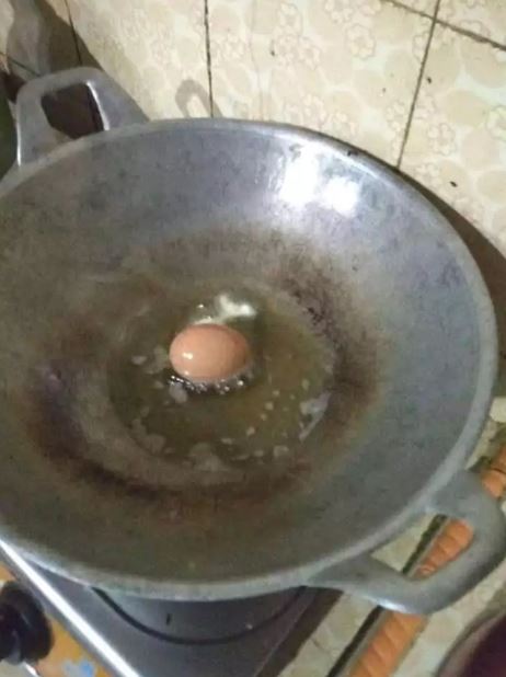 Potret kocak orang masak telur Berbagai sumber Potret kocak orang masak telur Berbagai sumber