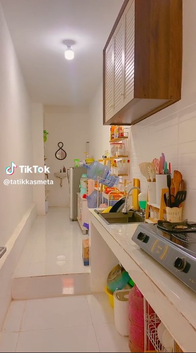 Dapur segaris perabotannya rapi © TikTok