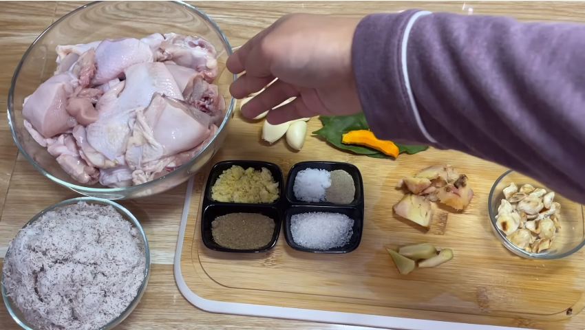 Trik bikin ayam goreng serundeng agar lezat, bumbu meresap, dan tidak berminyak