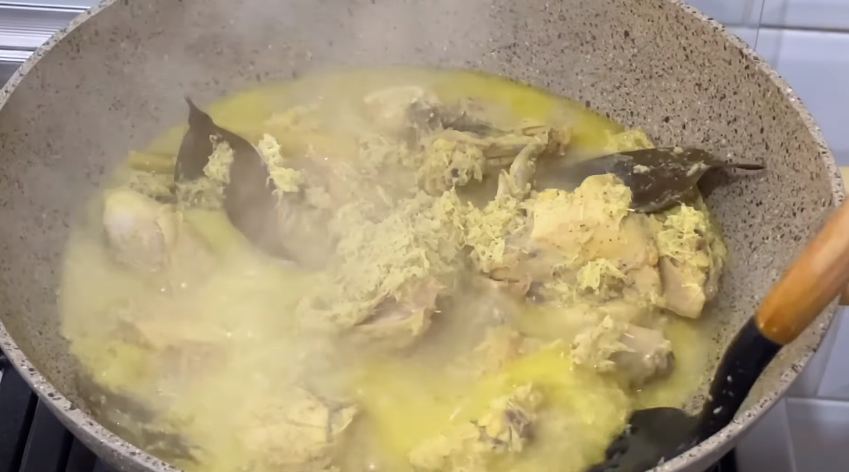 Trik bikin ayam goreng serundeng agar lezat, bumbu meresap, dan tidak berminyak