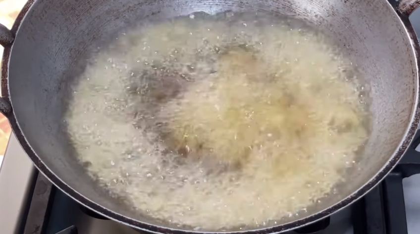 Trik bikin ayam goreng serundeng agar lezat, bumbu meresap, dan tidak berminyak