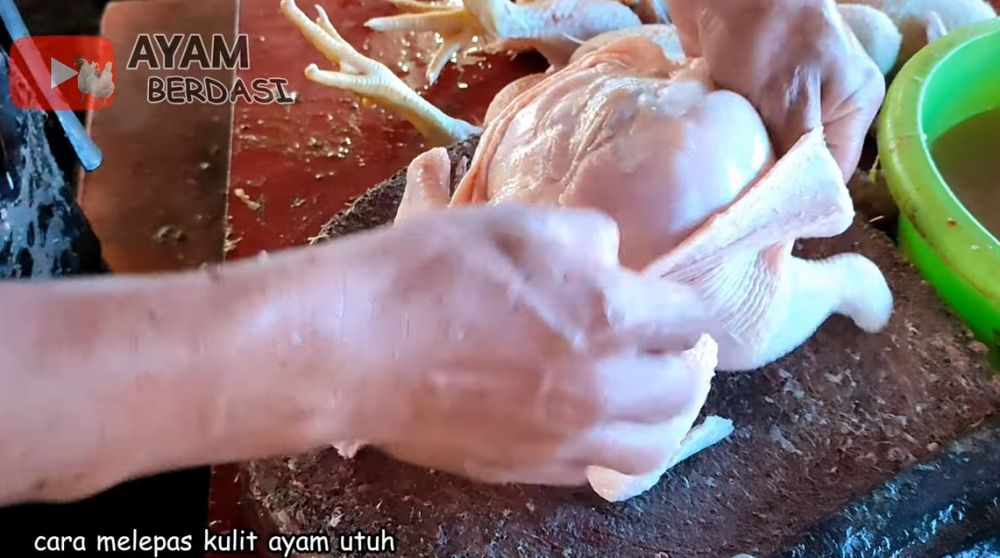 Cara pisahkan kulit dari daging ayam utuh, praktis cukup dibelah