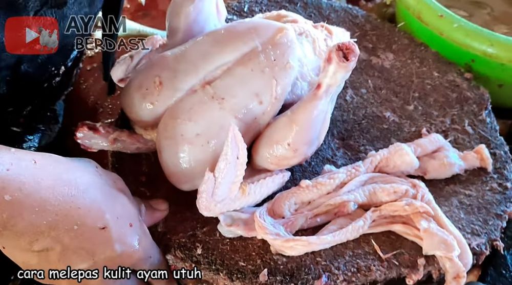 Cara pisahkan kulit dari daging ayam utuh, praktis cukup dibelah