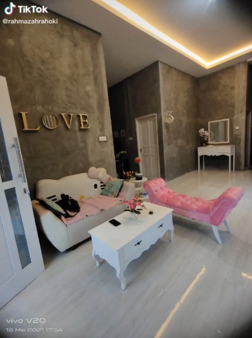 rumah berdinding semen di tengah kebun © TikTok rumah berdinding semen di tengah kebun © TikTok