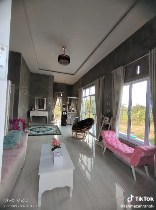 rumah berdinding semen di tengah kebun © TikTok rumah berdinding semen di tengah kebun © TikTok