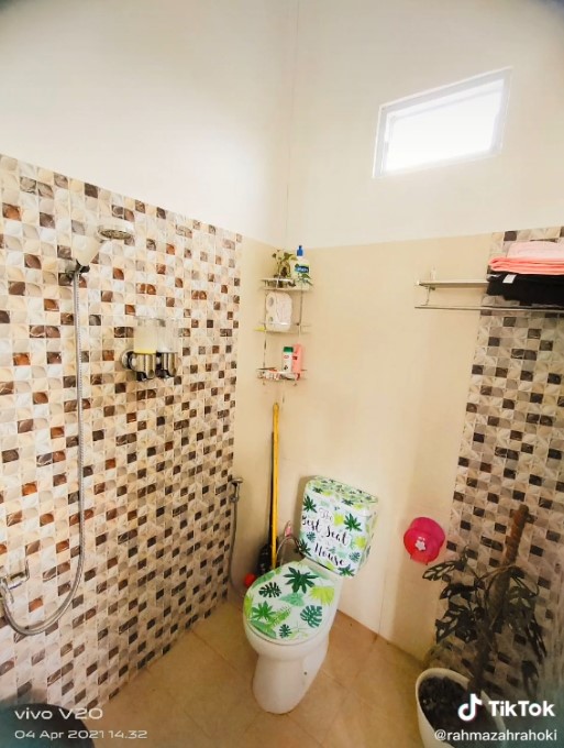 Nyaman tak harus mewah, 9 potret rumah berdinding semen di tengah kebun