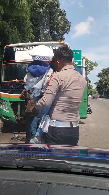 Momen haru ayah nekat stop mobil polisi TikTok Momen haru ayah nekat stop mobil polisi TikTok
